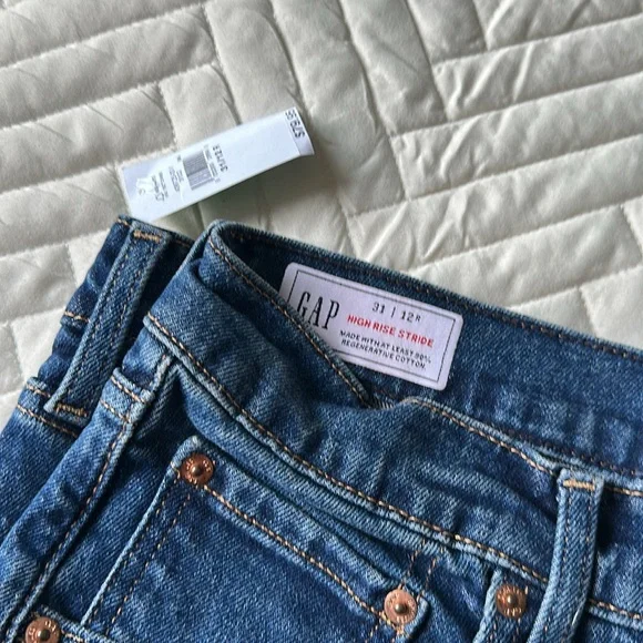 GAP NEW High Rise Wide-Leg Jeans 12/31R. Never worn. - Picture 7 of 11